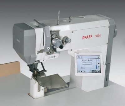 PFAFF 3834 Ekranlı kol takma operasyonu için entegre dikiş otomatı